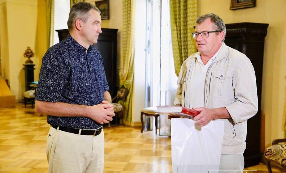 «За этими книгами латвийские спецслужбы гонятся как за призраком». Гости из Латвии передали в подарок гродненцам издания о подвиге советского народа в победе над фашизмом