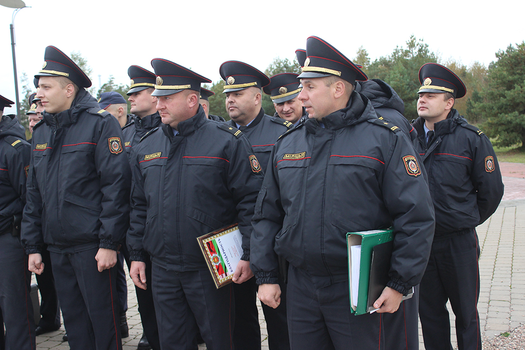 В Сморгони на мемориале милиционерам вручили награды и подарки