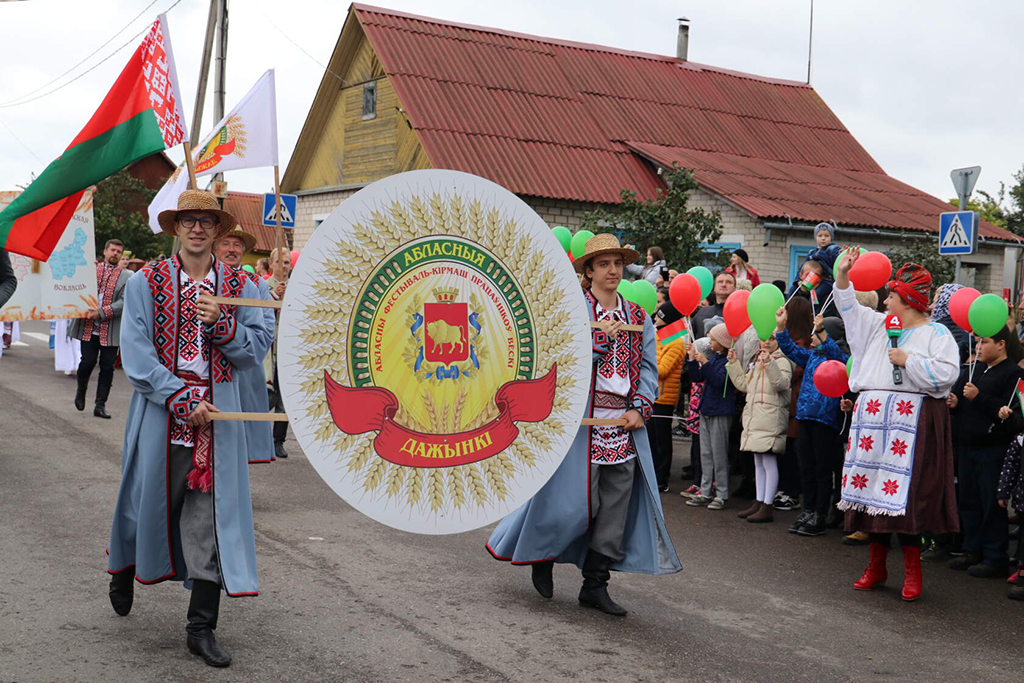 На главной сцене областного фестиваля-ярмарки «Дажынкі-2021» в Скиделе чествовали лучших тружеников Гродненщины