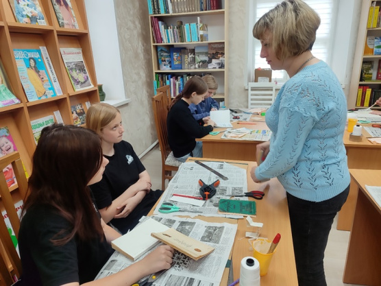 От книг к делу: летняя занятость молодёжи в библиотеке