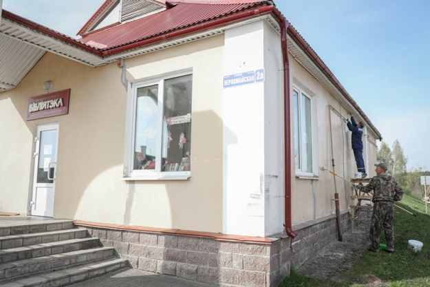 В агрогородке Жодишки приступили к ремонту фасада здания сельской библиотеки