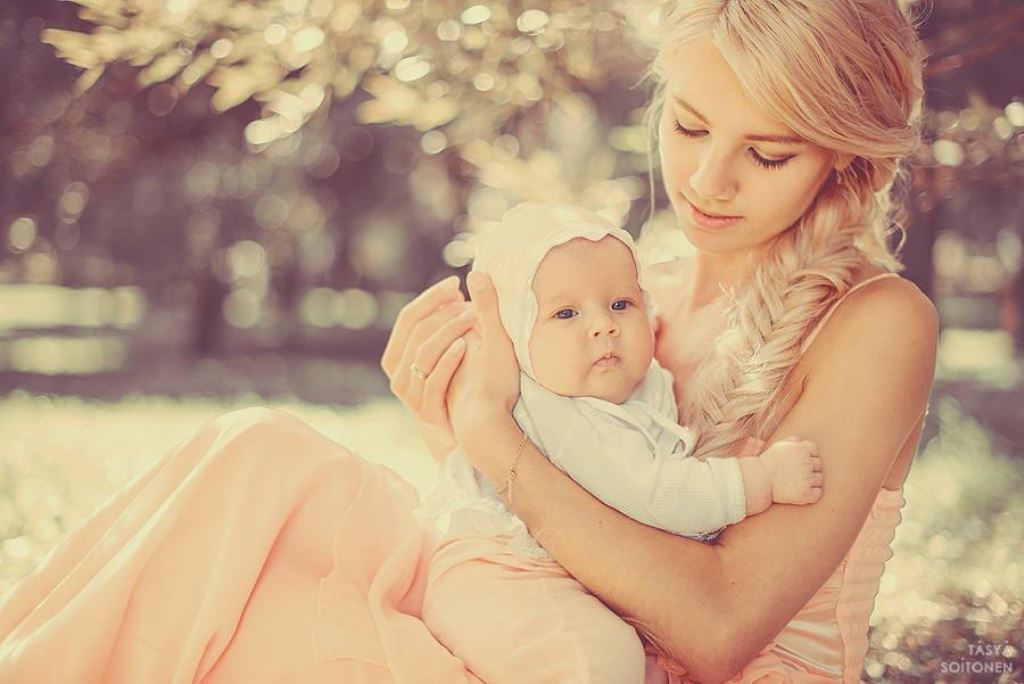 С мамой всегда тепло. Женщина с ребенком. Красивая мама с ребенком. Дети блондинки красивые. Девушка с ребенком на руках.