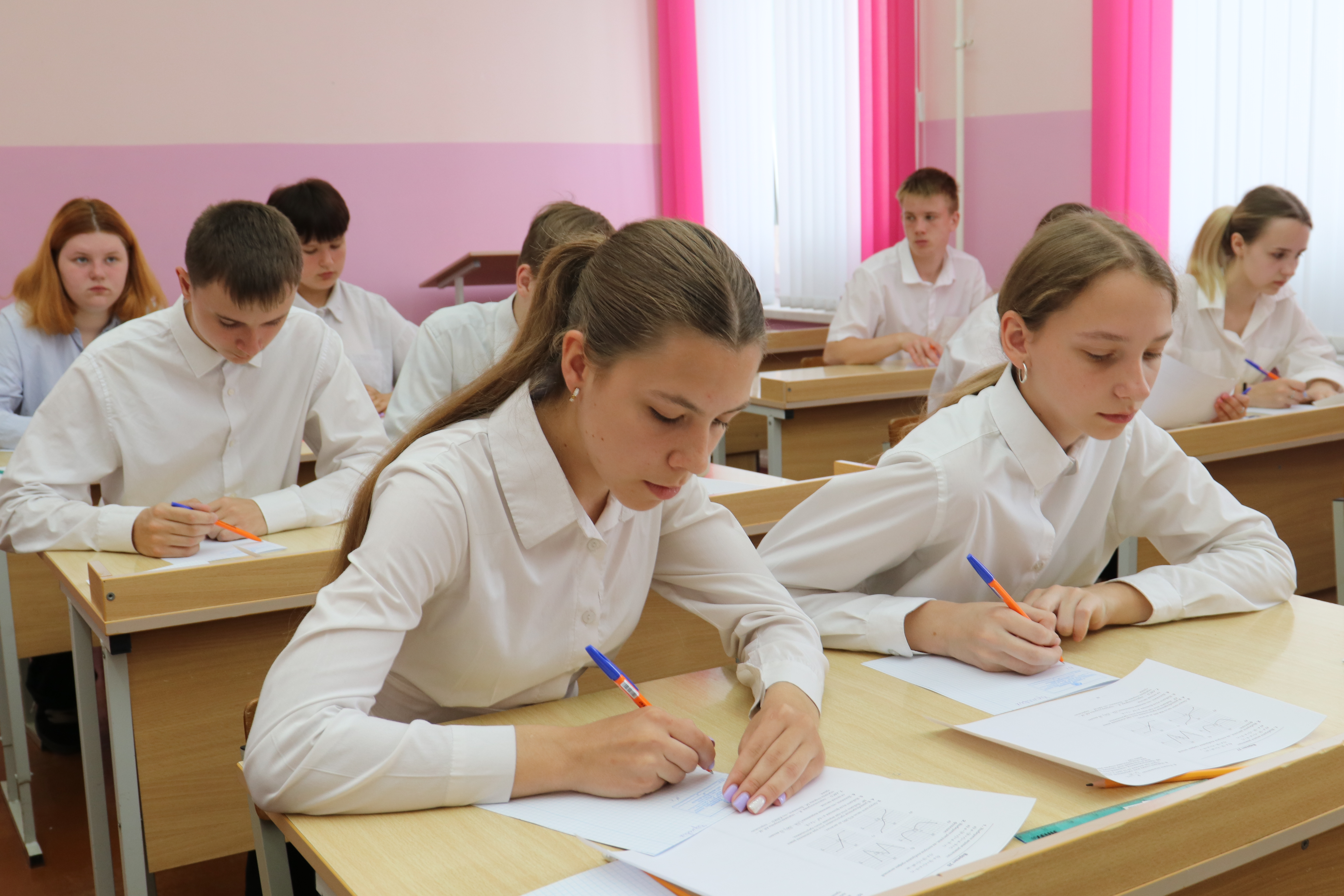 Девятиклассники сдают свои первые экзамены