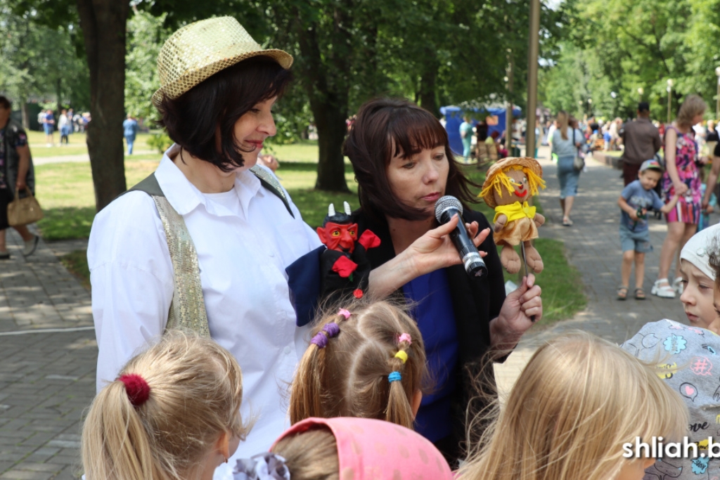 В городском парке работала детская площадка 