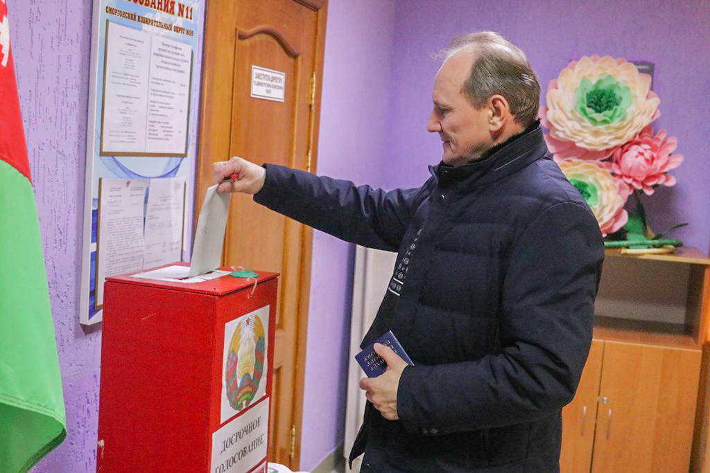 Заместитель председателя райисполкома Игорь Счастный принял участие в досрочном голосовании