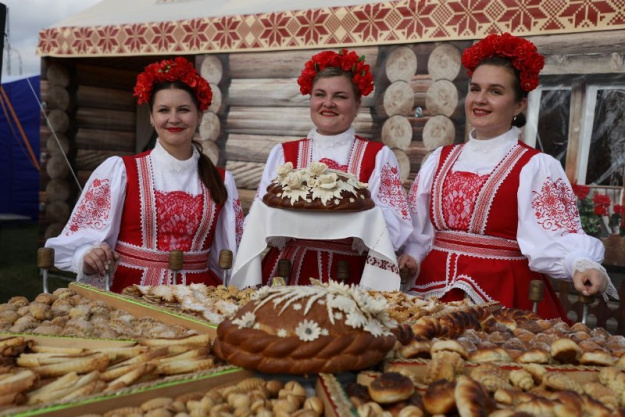 Дегустация хлеба и живая музыка. На "Дожинках" в Волковыске сморгонское подворье пользуется популярностью