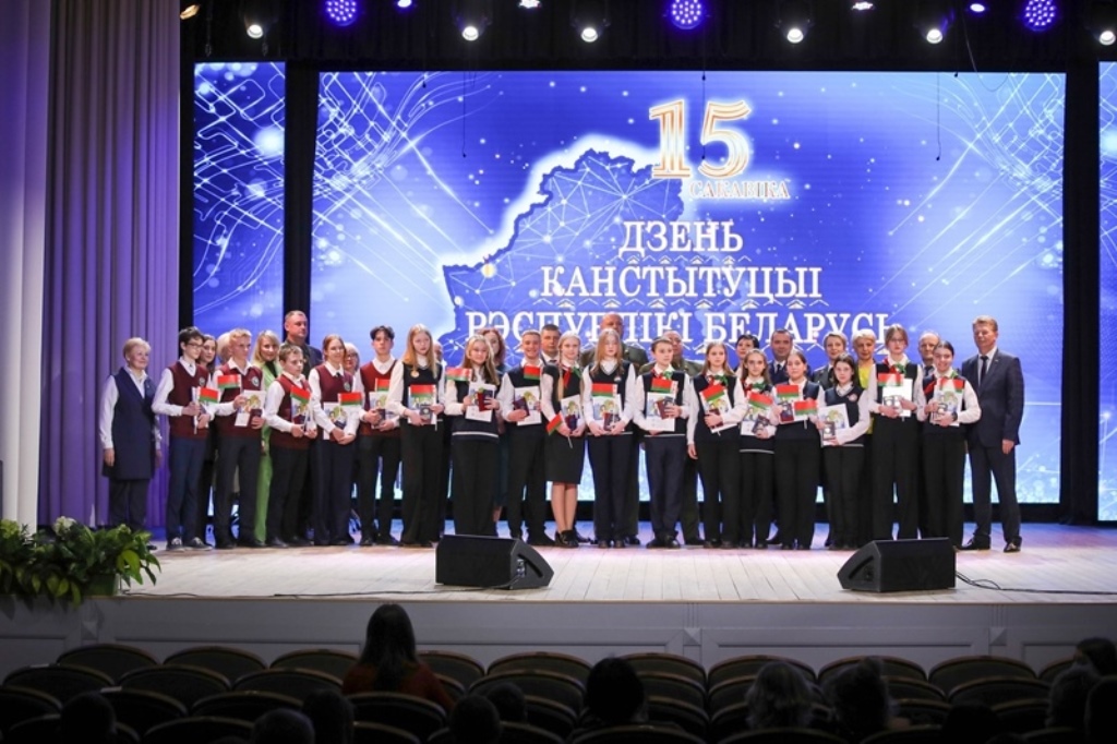 ФОТОРЕПОРТАЖ: В Сморгони праздничным концертом отметили 30-летие Конституции Беларуси