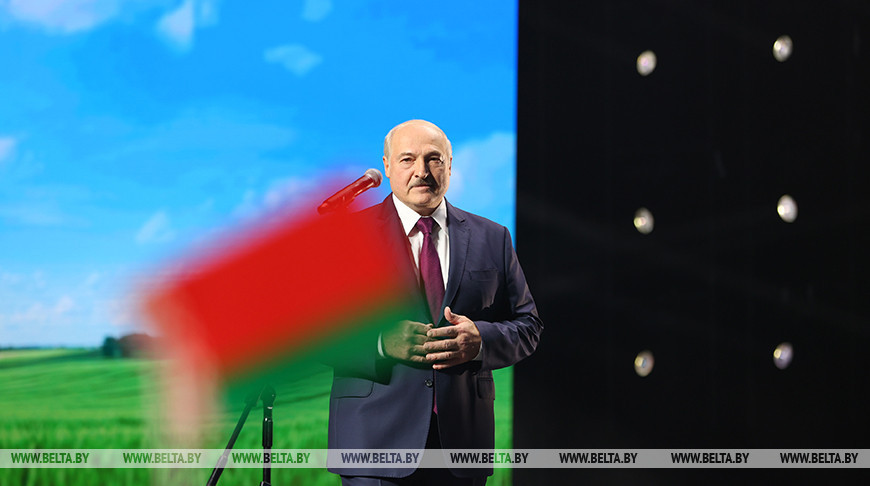 Александр Лукашенко неожиданно приехал на женский форум в "Минск-Арене"