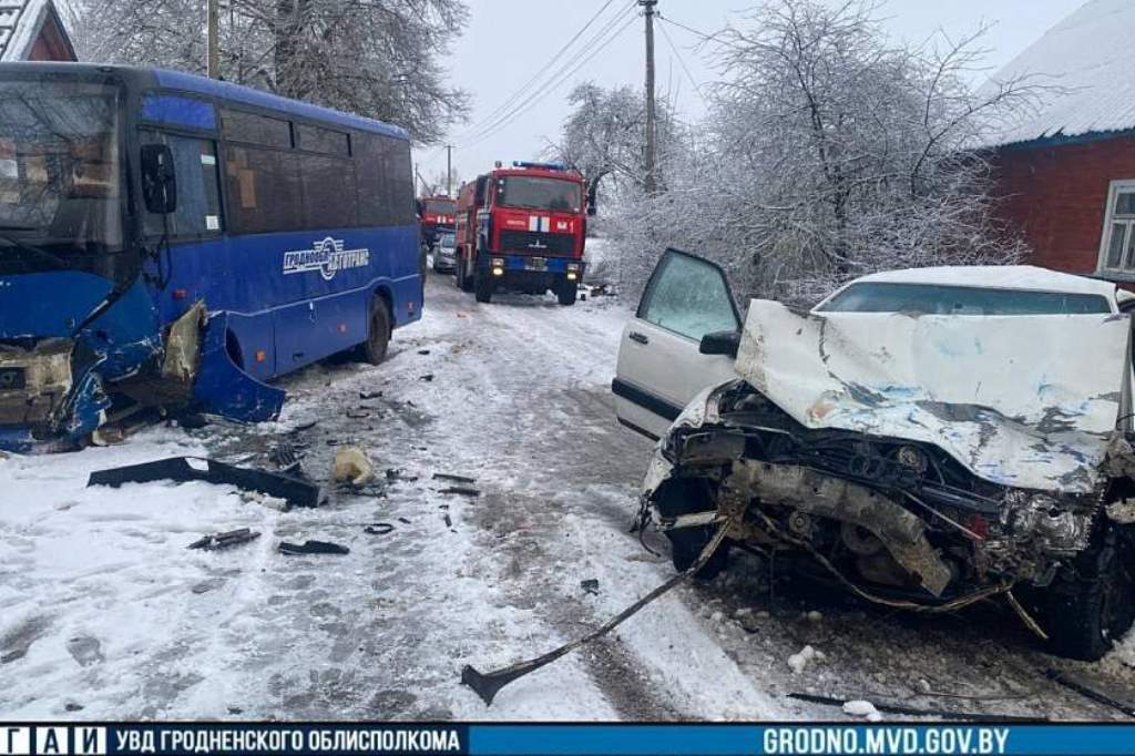 В Свислочском районе произошло смертельное ДТП: столкнулись автомобиль и автобус