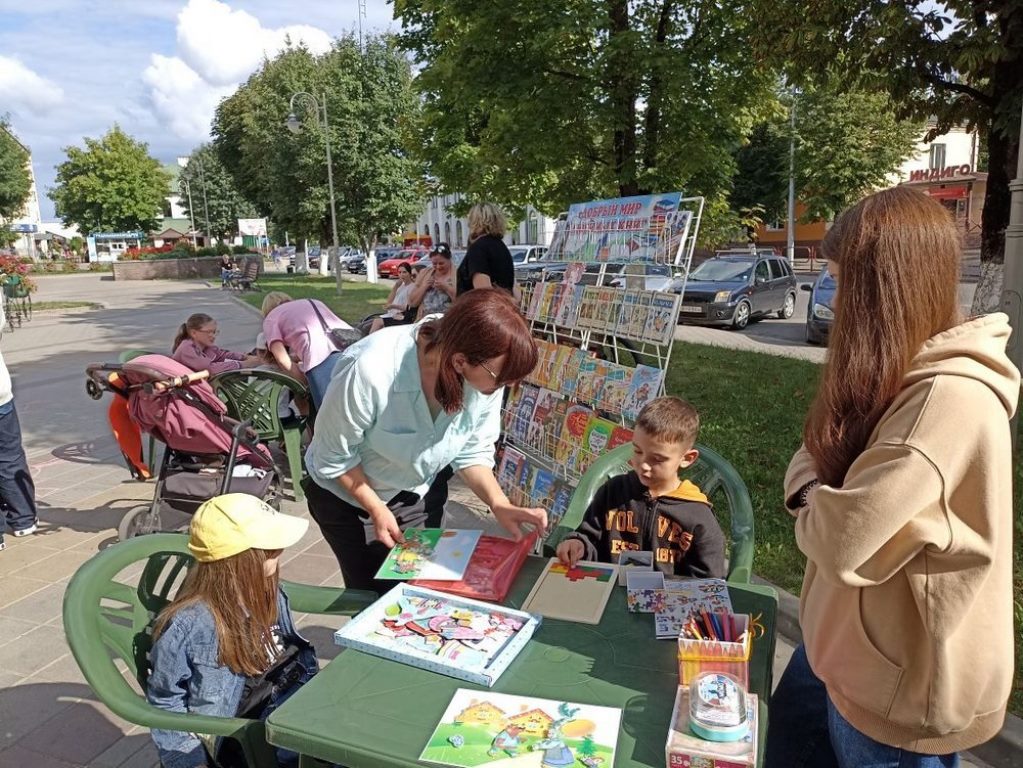 Литературный праздник «Лето, книги, 100 фантазий!» на улице Советской