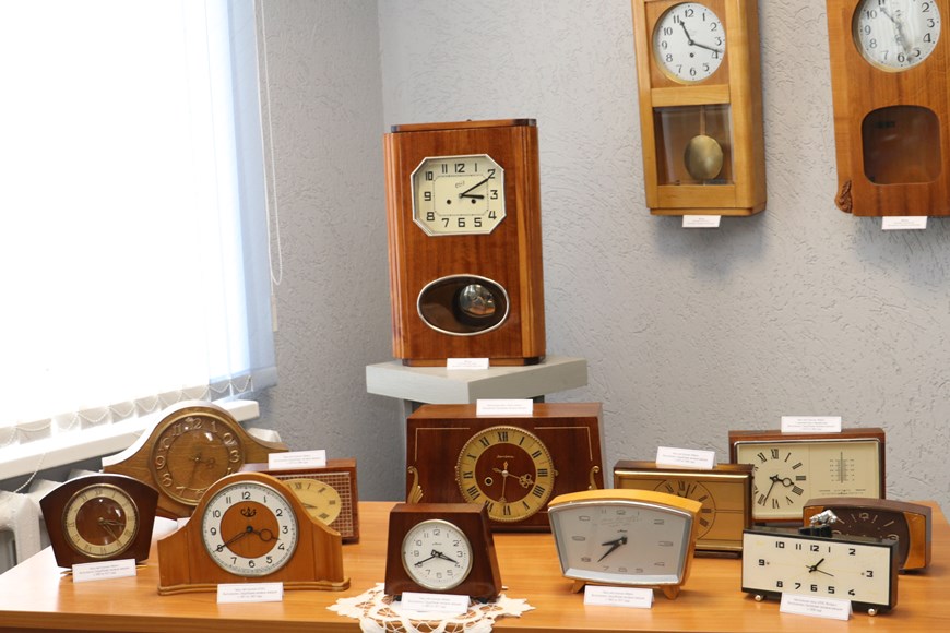 В Сморгонском историко-краеведческом музее открылась выставка «Давайте сверим часы»