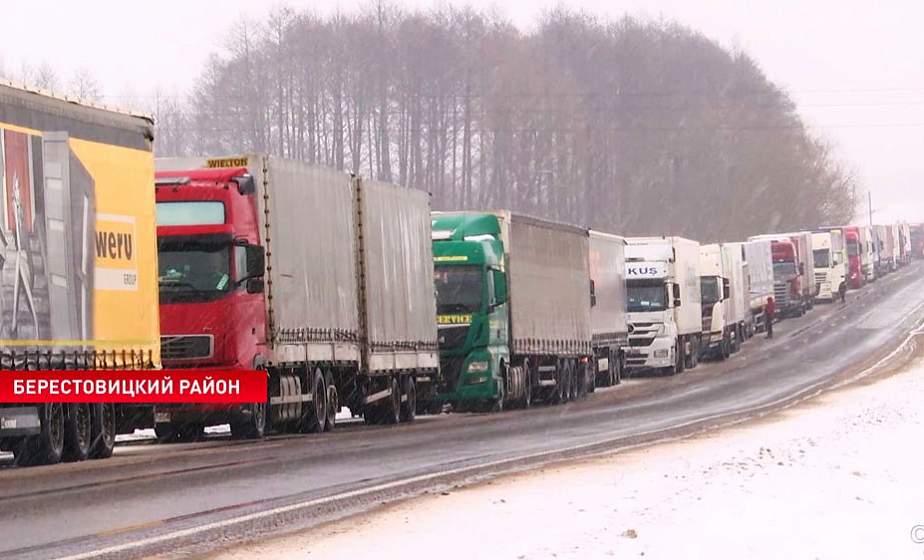 Очередь растянулась на 16 км. Почему многотысячное скопление грузовиков на белорусской границе невыгодно самому ЕС?