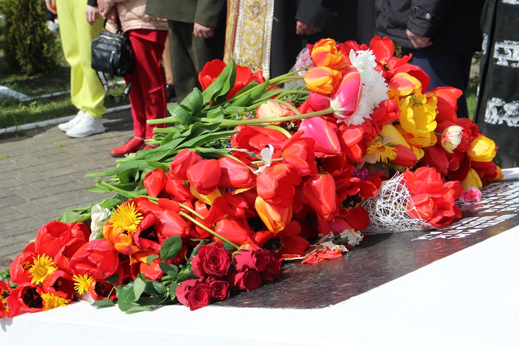 В деревне Корени у памятника землякам, погибшим в годы Великой Отечественной войны, состоялся митинг-реквием.