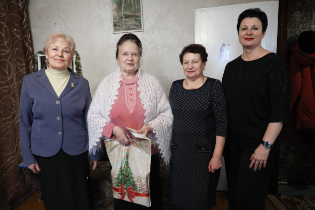 В Сморгони бывшую узницу фашистского конлагеря Марию Лебедеву поздравили с новогодними праздниками