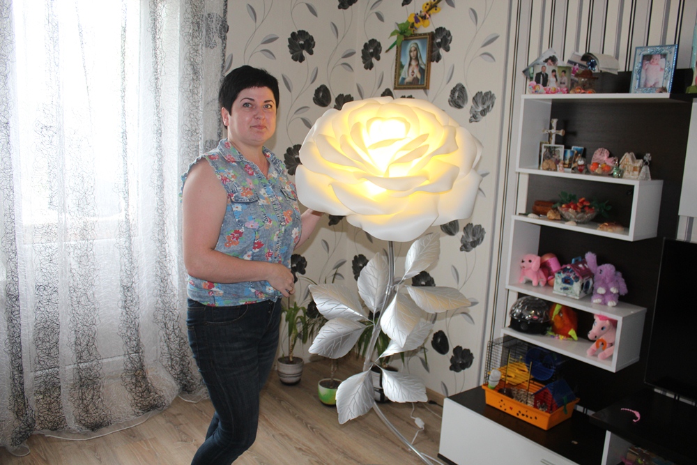 Сморгонская мастерица Анастасия Чимбор создает цветы  из изолона