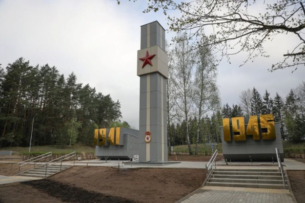 ФОТОФАКТ: На мемориале "Переправа" появились цифры "1941" и "1945"