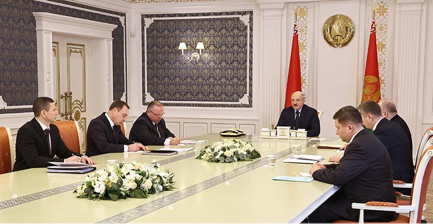 Решения на стыке двух миров - на совещании у Александра Лукашенко обсуждают IT и финансы