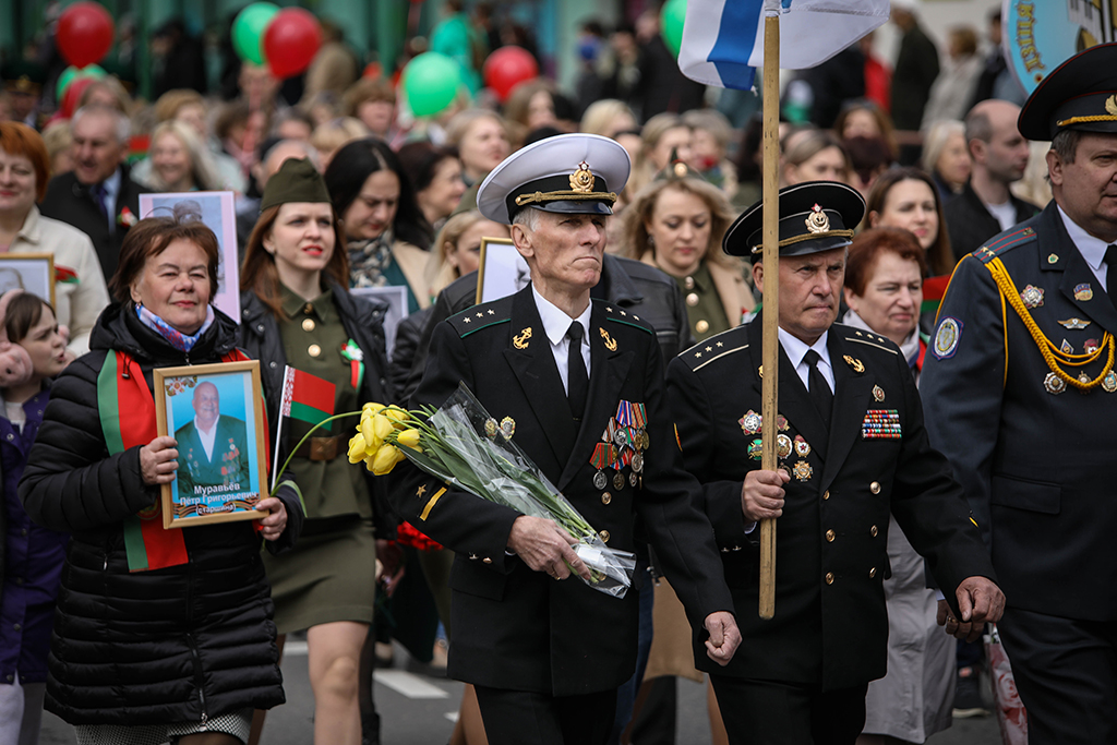 Празднование Дня Победы в Сморгони началось с торжественного шествия по центральной улице города