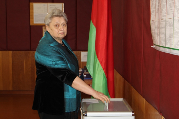 На участке для голосования в Залесье избиратели активно делают свой выбор