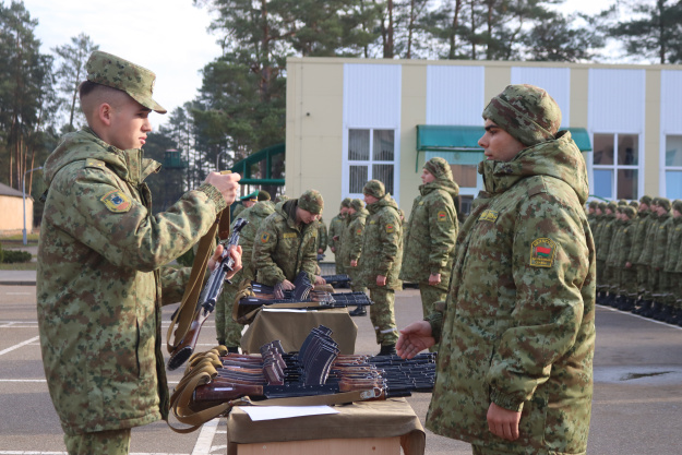 В День Великой Октябрьской революции новобранцам Института пограничной службы торжественно вручили боевое оружие