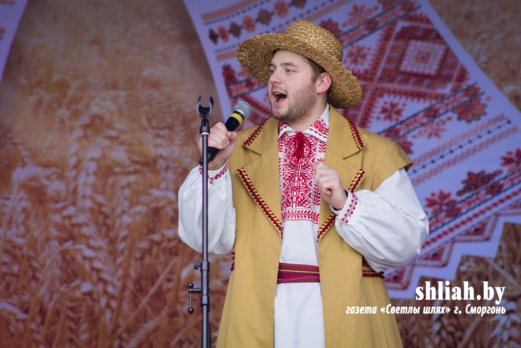 На центральной площади Сморгони целый день выступают артисты Гродненщины