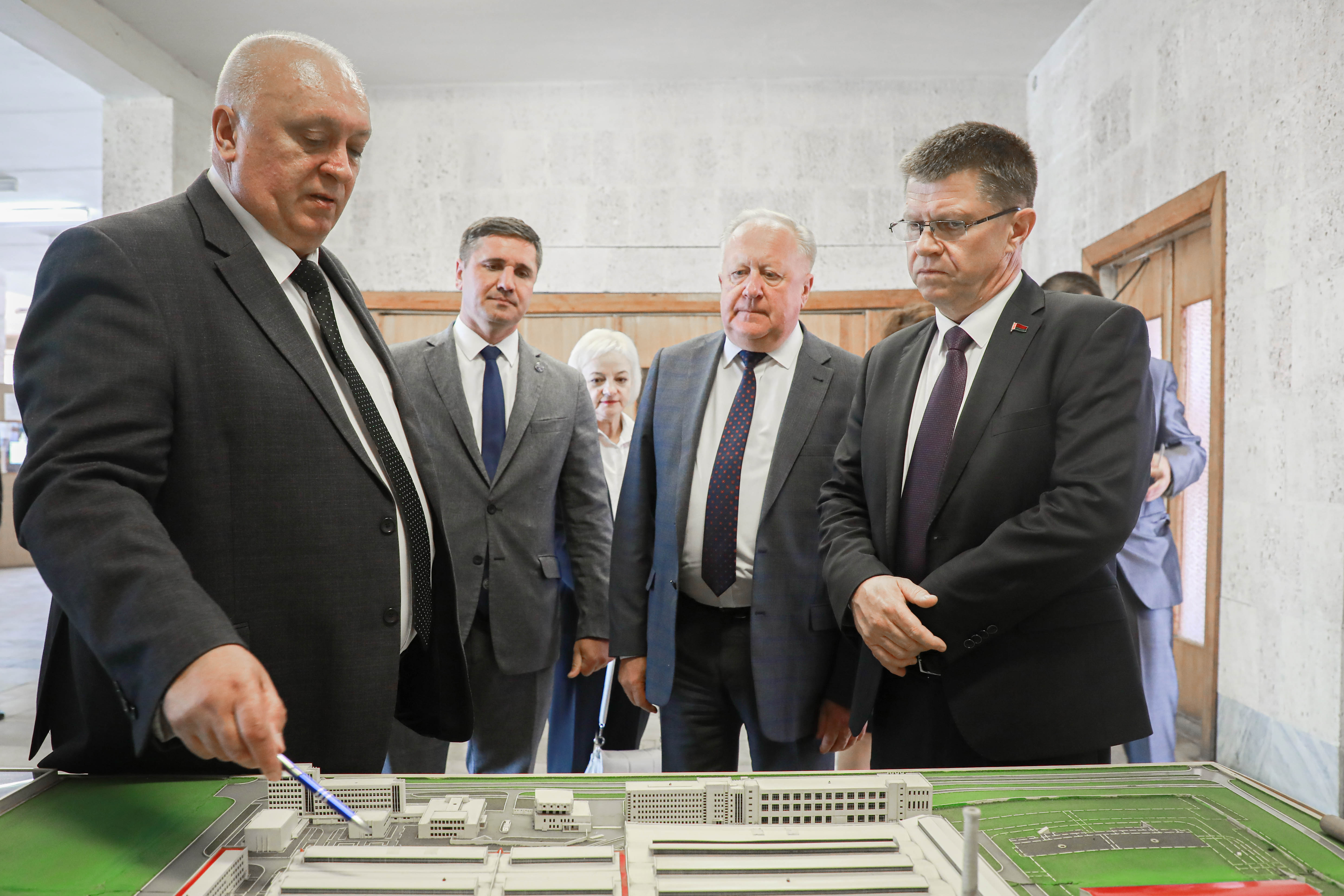 Вчера встречался с Президентом, а сегодня приехал в Сморгонь. Глава Федерации профсоюзов Беларуси Юрий Сенько посетил завод оптического станкостроения