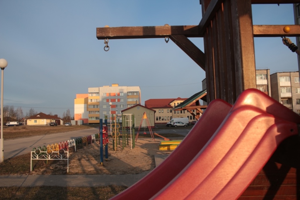 Смотрим, в каком состоянии находятся детские площадки в центре Сморгони