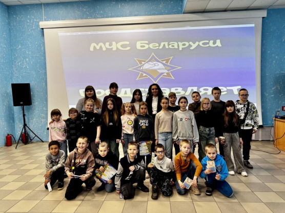 Как Сморгонские спасатели на каникулах обучают безопасности