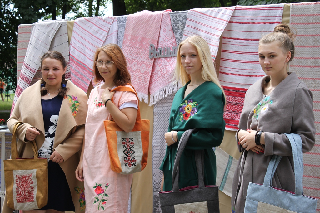 На площадке #БеларусьМаладая – «Дзень вышыванкі», дефиле и концерт