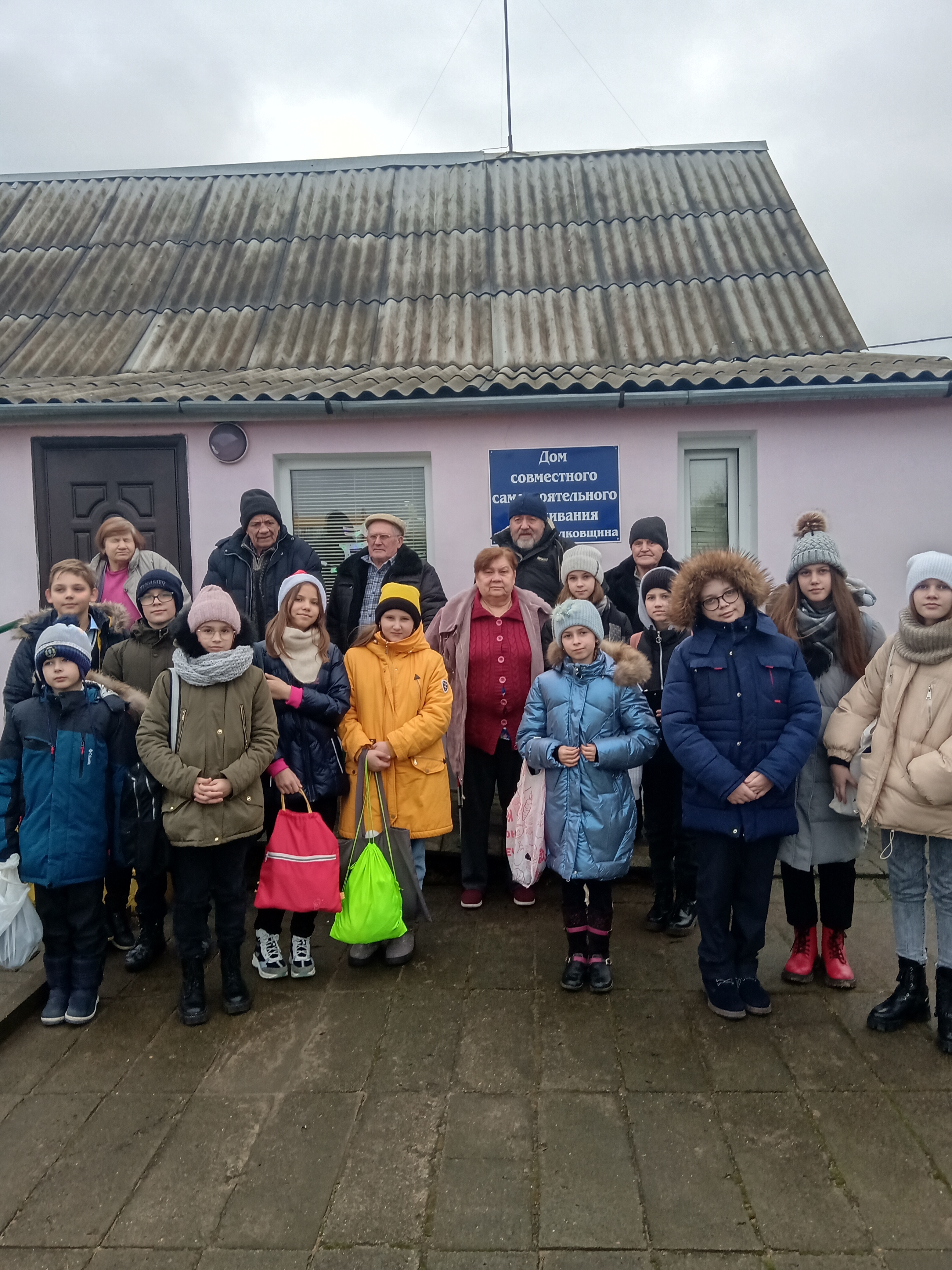 Волонтеров СШ №7 навестили одиноких людей в Белковщине