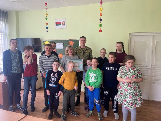 Сморгонские пограничники навестили детей в соцучреждениях