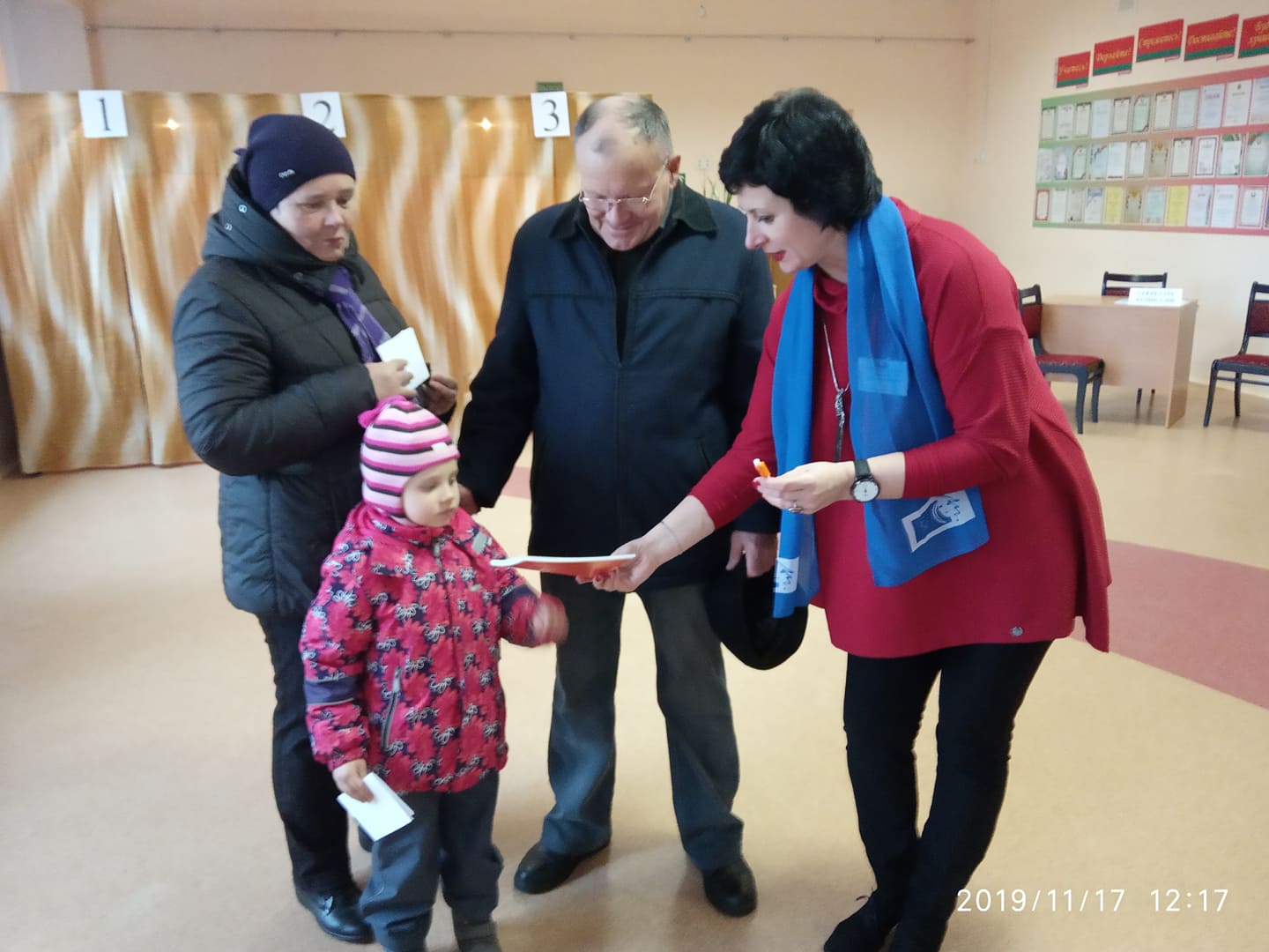 В СШ №1 избирателям вручили сувениры от ОО «Белорусский союз женщин»