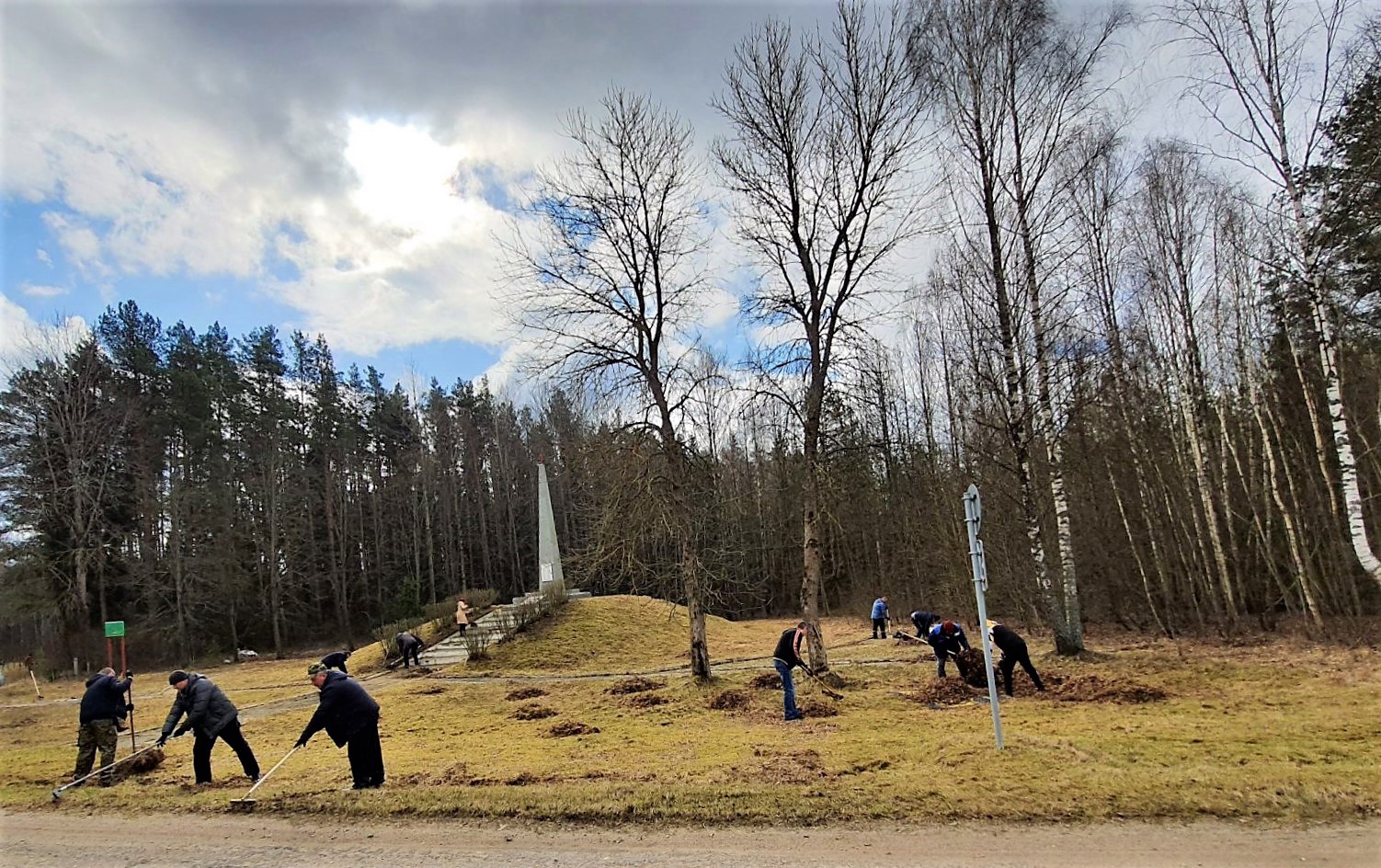 Работники агрегатного завода навели порядок у памятника погибшим воинам во время Великой Отечественной войны
