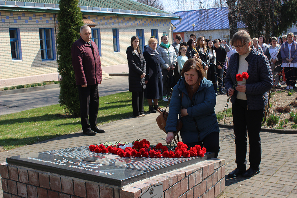 Живые цветы к братской могиле и мемориальному знаку