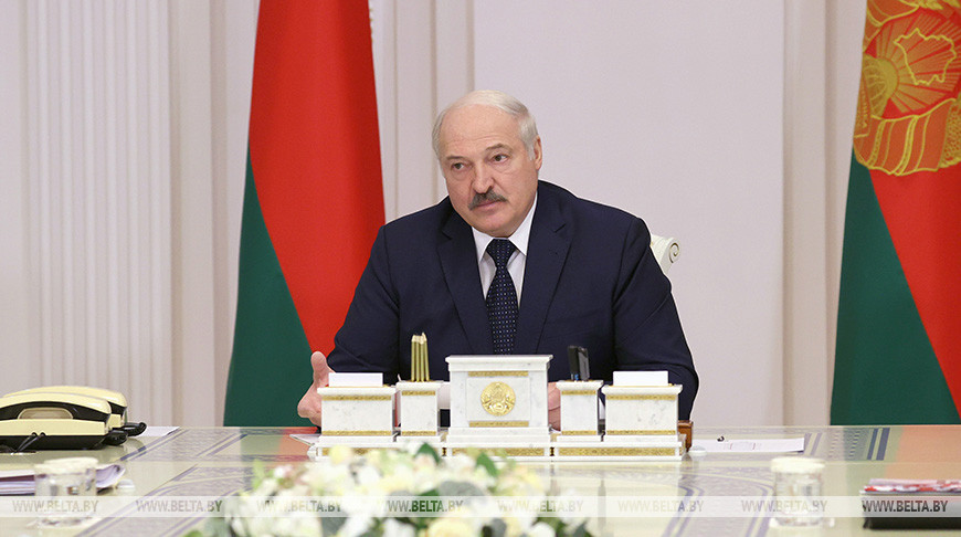 "Это действительно совершившие подвиг люди" - Лукашенко о погибших в Барановичах летчиках