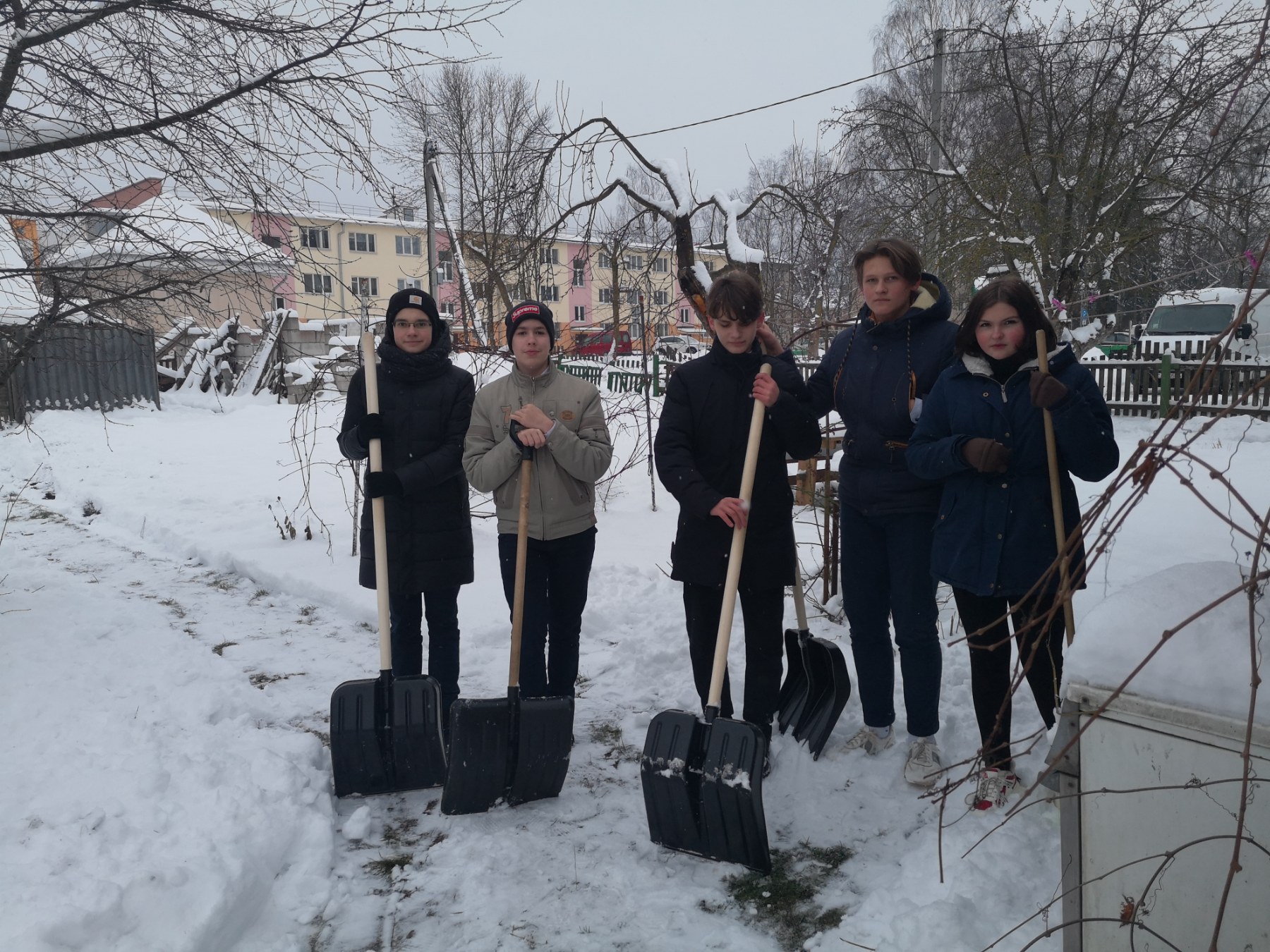 Волонтёры помогают убирать снег