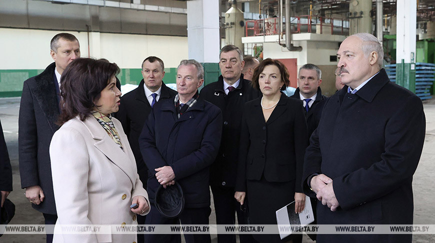 Александр Лукашенко посещает кожевенный завод в Гатово