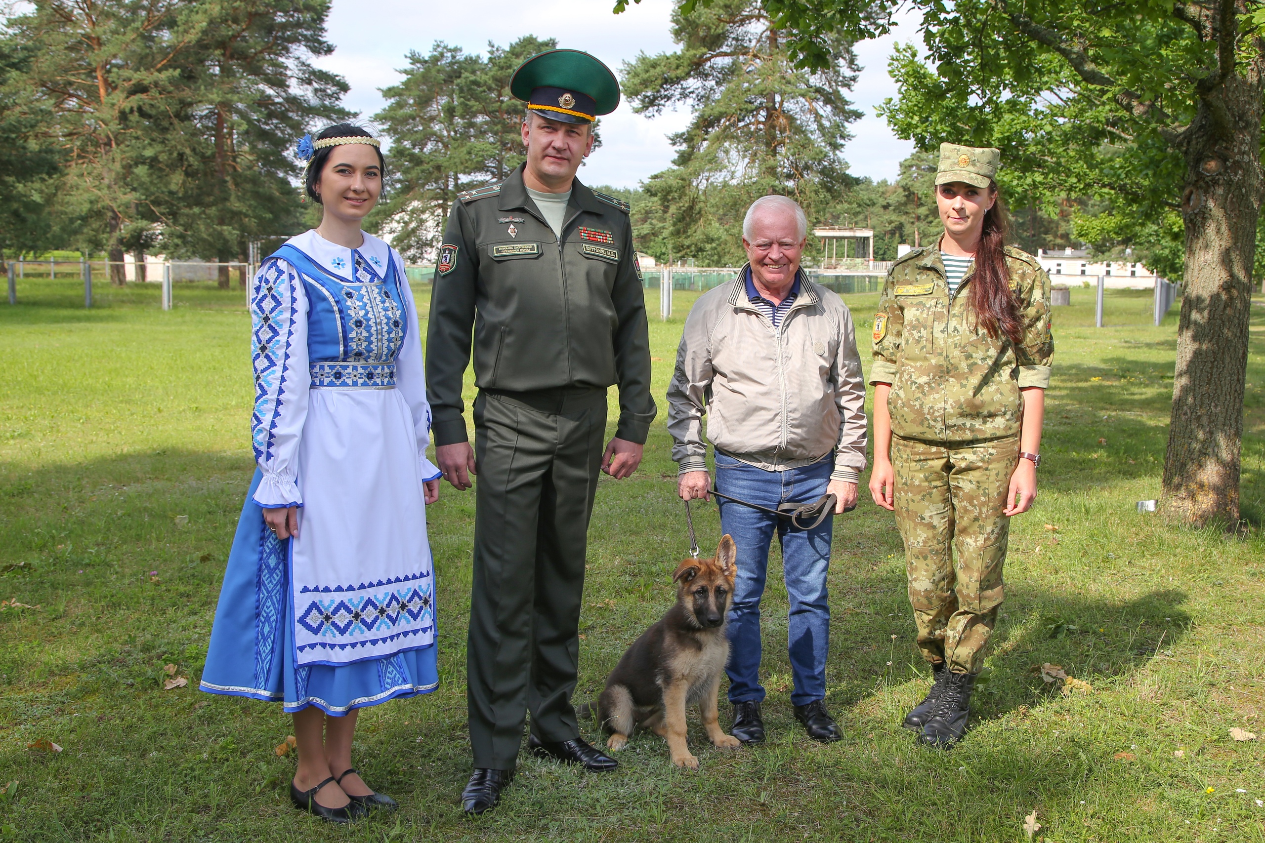 Послу Словакии в Беларуси Йозефу Мигашу пограничники подарили четвероногого друга