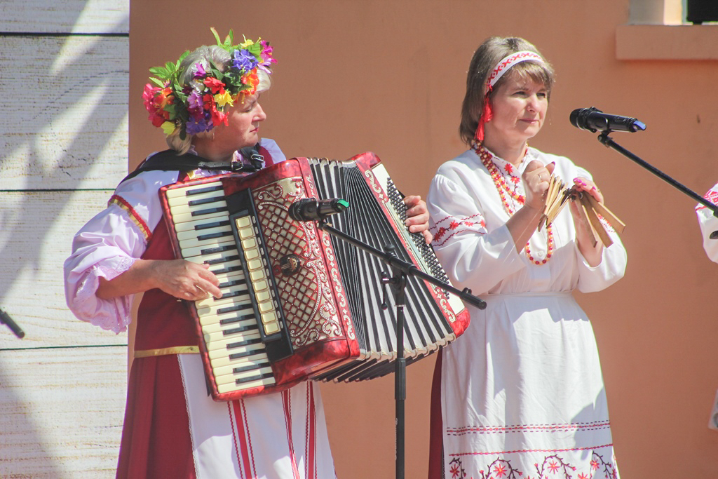 На галоўнай сцэне амфітэатра прайшоў канцэрт лепшых калектываў народнай творчасці Гродзенскай вобласці “Люблю цябе, мой бераг родны…”