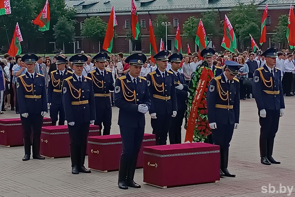 В Брестской крепости состоялась церемония перезахоронения останков десяти погибших защитников