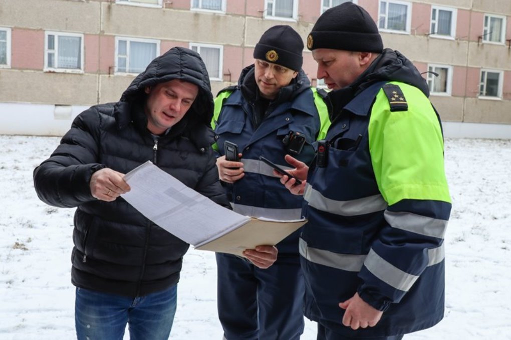 Жительница общежития на улице Синицкого вызвала ГАИ, когда увидела грузовой фургон возле магазина. Смотрите, чем закончилась эта история