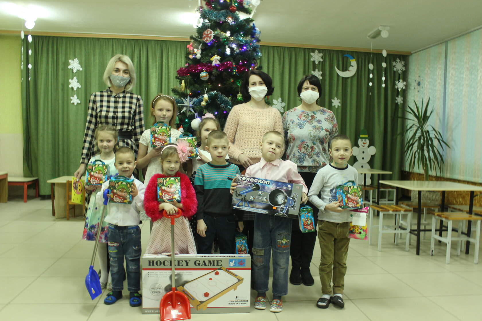 Работники управления образования приехали в приют СПЦ с новогодними подарками