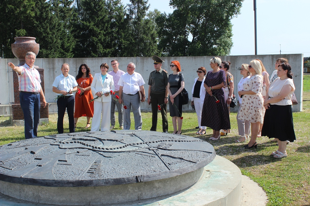 Участники областного семинара посетили мемориальный комплекс