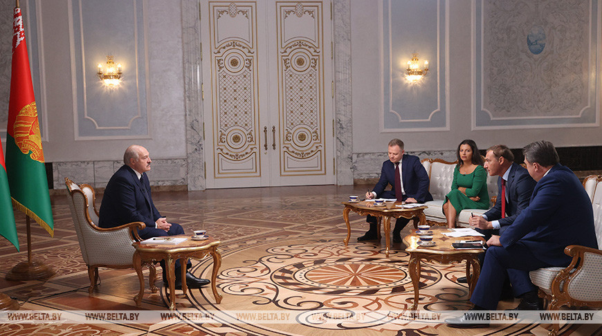 Александр Лукашенко дает интервью ведущим российским СМИ