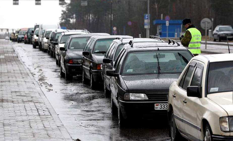 С пятницы очередь легковых авто в Польшу увеличилась в девять раз