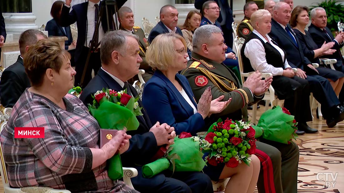 На торжественную церемонию во Дворец Независимости 5 ноября были приглашены 40 человек. Среди них была и директор КСУП "АгроСолы" Ольга Лукьяненко