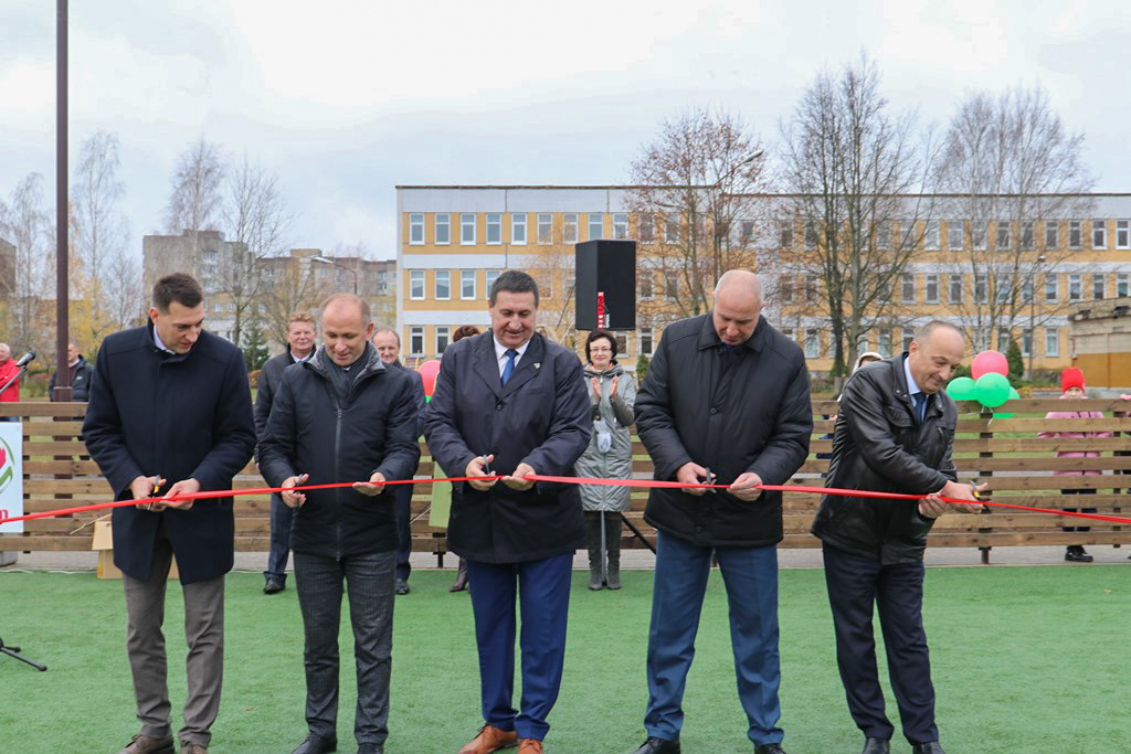 В микрорайоне Корени состоялось торжественное открытие футбольной площадки 