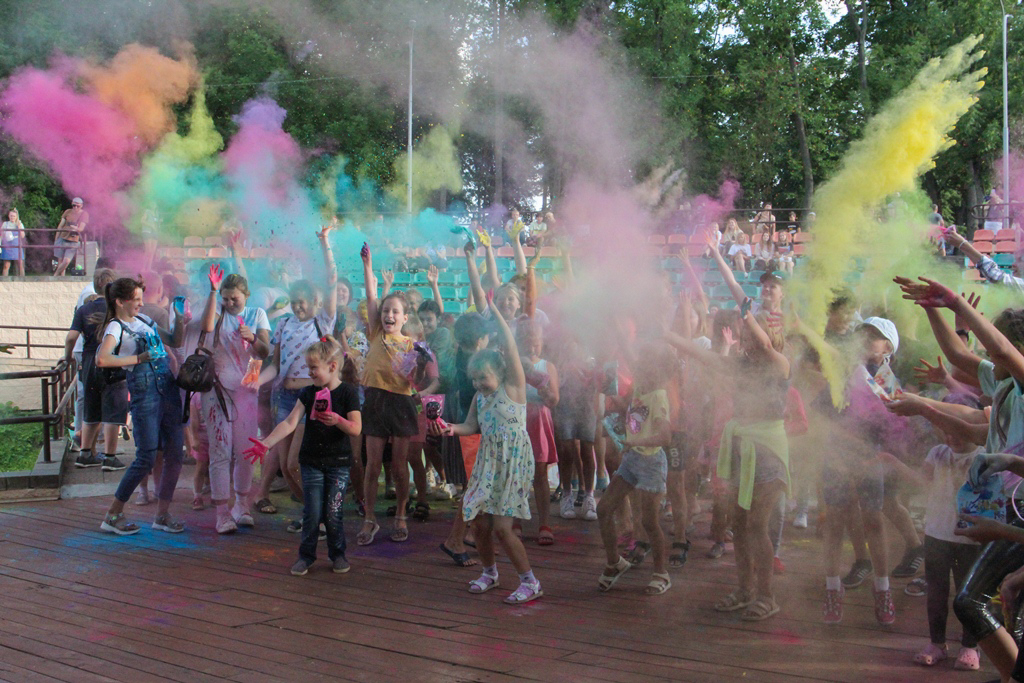 Фестиваль красок BELHOLI прошёл в Сморгони 
