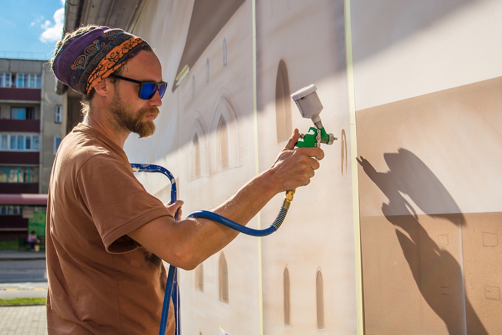 В Сморгони художник рисует на стене магазина 10-метровую репродукцию Кревского замка