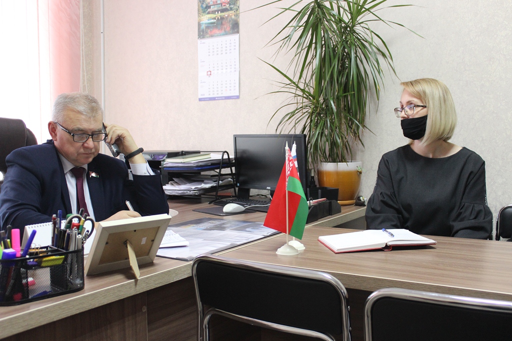Депутат Палаты представителей Национального собрания Республики Беларусь провел в Сморгони прием граждан и прямую линию
